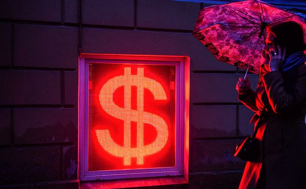 Аналитик допустил скорое возвращение доллара по 50 рублей