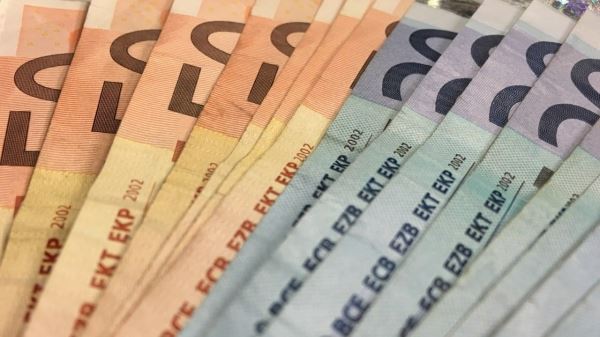 Биржевой курс евро впервые за 20 лет опустился ниже 1,01 доллара