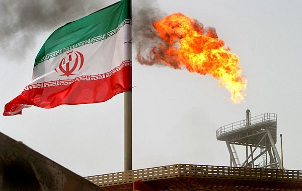 Bloomberg: Иран вынудили снизить цену на нефть ради конкуренции с Россией в КНР