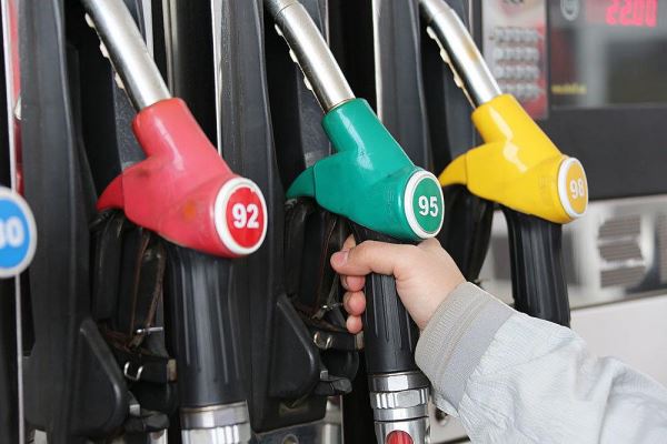 Экономист допустил снижение стоимости бензина в России