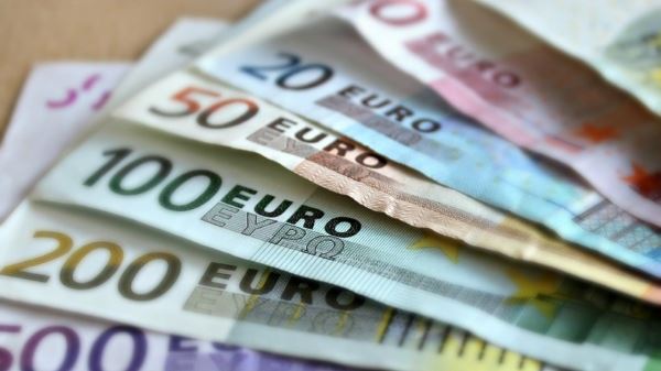<br />
                    Евро сравнялся с долларом впервые за 20 лет<br />
                
