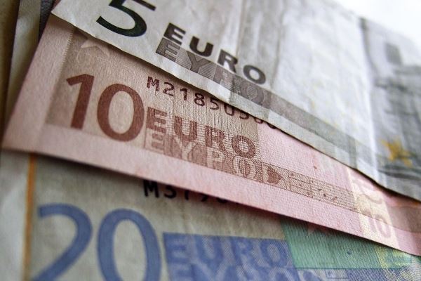 Евро впервые за 20 лет дешевле доллара