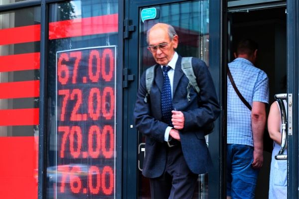 Какой курс рубля выгоден разным отраслям экономики России