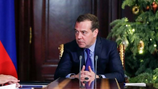 Медведев объяснил россиянам, как защититься от «протухающего» евро