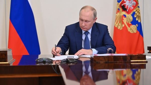 «Не является нарушением исключительного права»: Путин подписал закон о легализации в России параллельного импорта