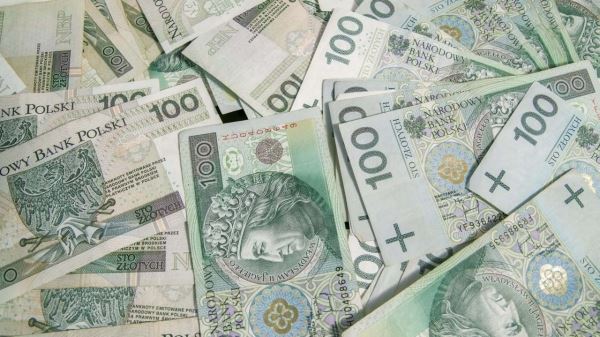 <br />
                    Поляки заплатят экономическим кризисом за помощь Украине<br />
                
