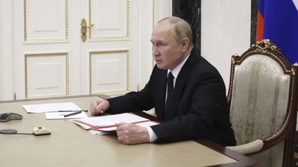 Путин поручил проработать вопросы стимулирования добычи стратегических видов сырья