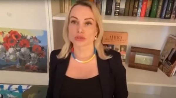 Ворвавшаяся в эфир Первого канале Овсянникова опоздала на суд по опеке над детьми