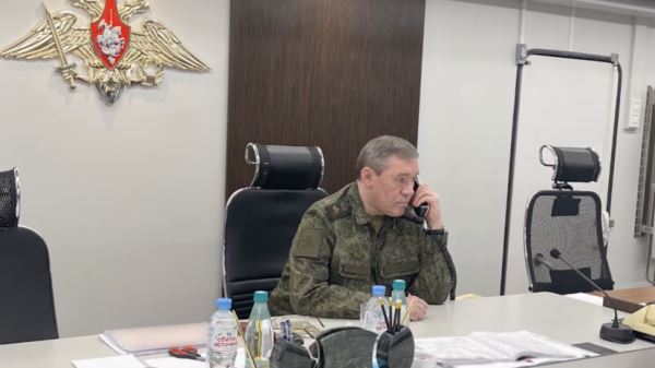 «Заслушал командующих»: глава Генштаба ВС РФ Герасимов проверил группировки российских войск на Украине