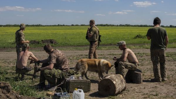 «Выживешь — воин. Нет — закопаем»: RT выяснил, как на Украине проходит мобилизация